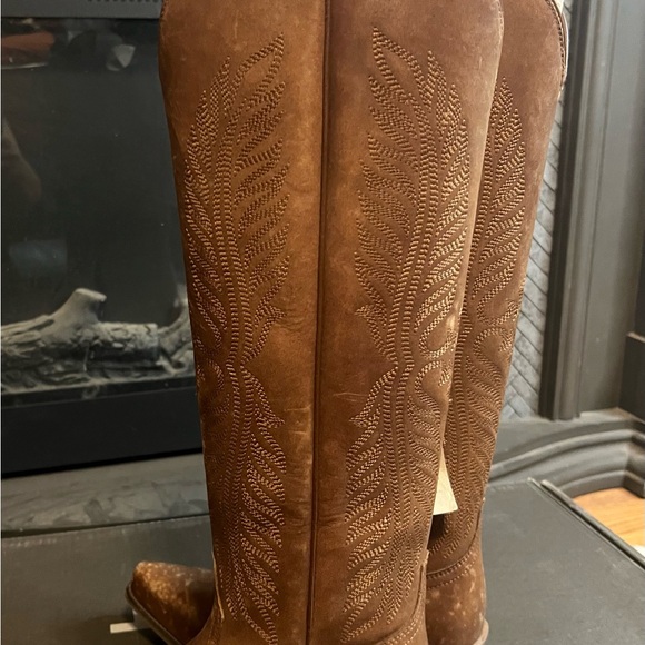 Ariat Brown Heeled Boots with Classic Western Style - Picture 7 of 17